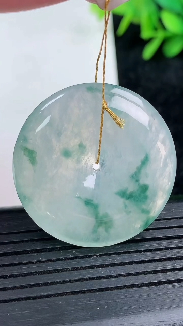 天然A货翡翠冰种飘花平安扣吊坠尺寸33.5-5.9重量:14.16g
3月15日