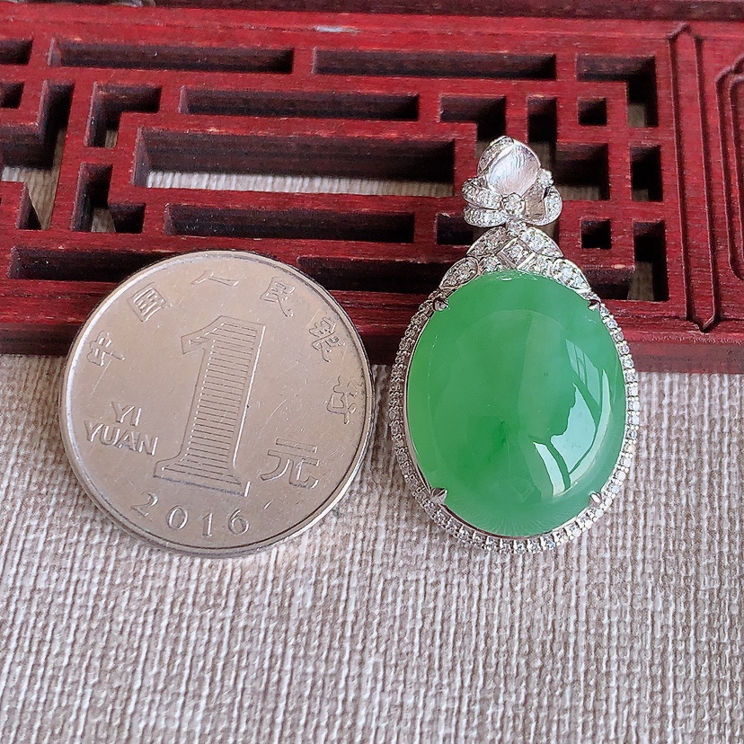 天然A货翡翠18K金伴钻镶嵌满绿蛋面吊坠 
尺寸32.6-19.5-10.7裸石20.4-16.4mm 重量9.86g 0313