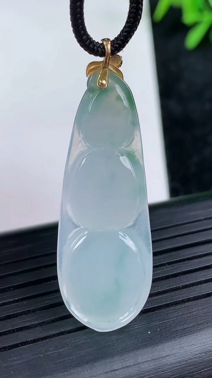 天然A货翡翠18K金飘花福豆吊坠尺寸38.8-13.9-5重量:5.22g
3月15日
​