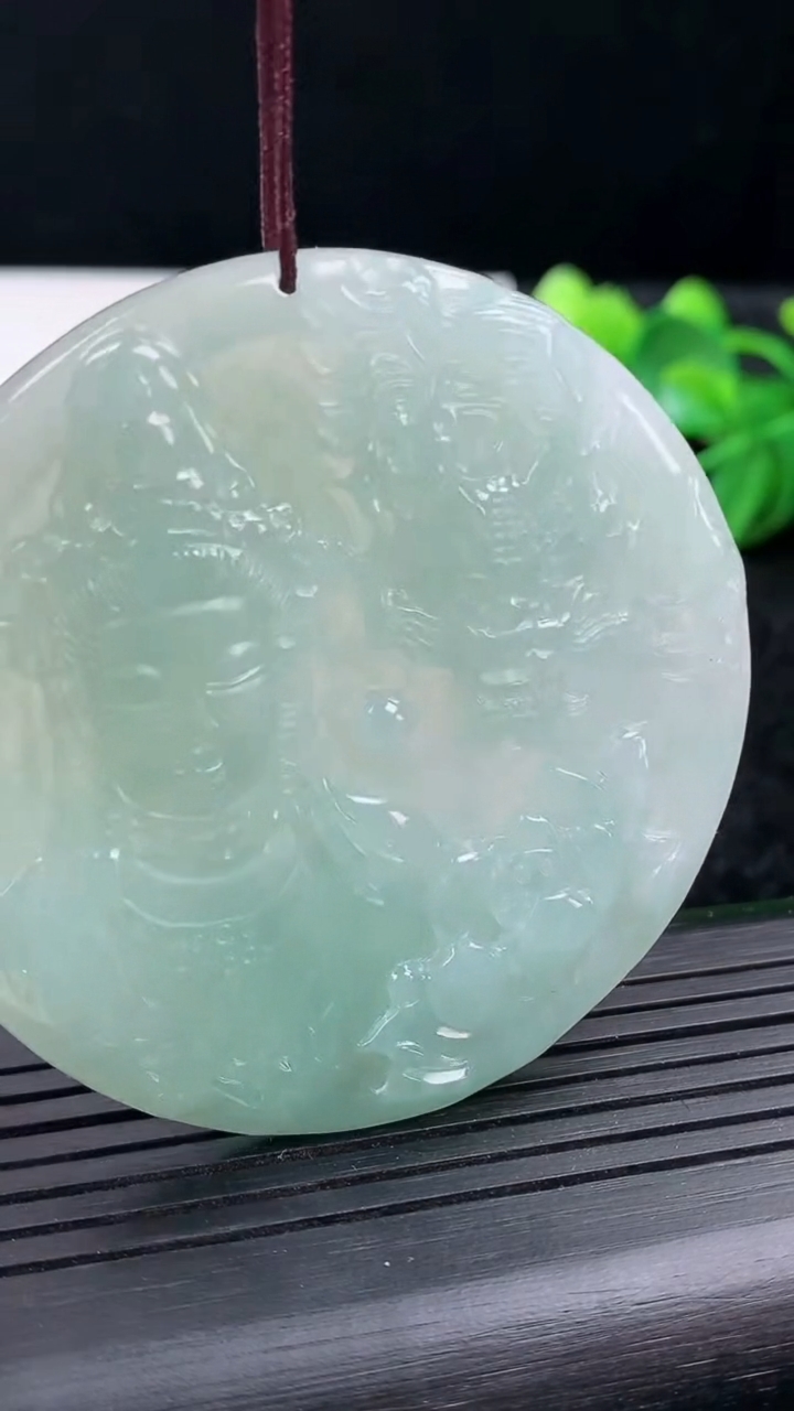 天然A货翡翠祥龙观音菩萨吊坠尺寸56.6-5.4重量:36.39g
3月15日