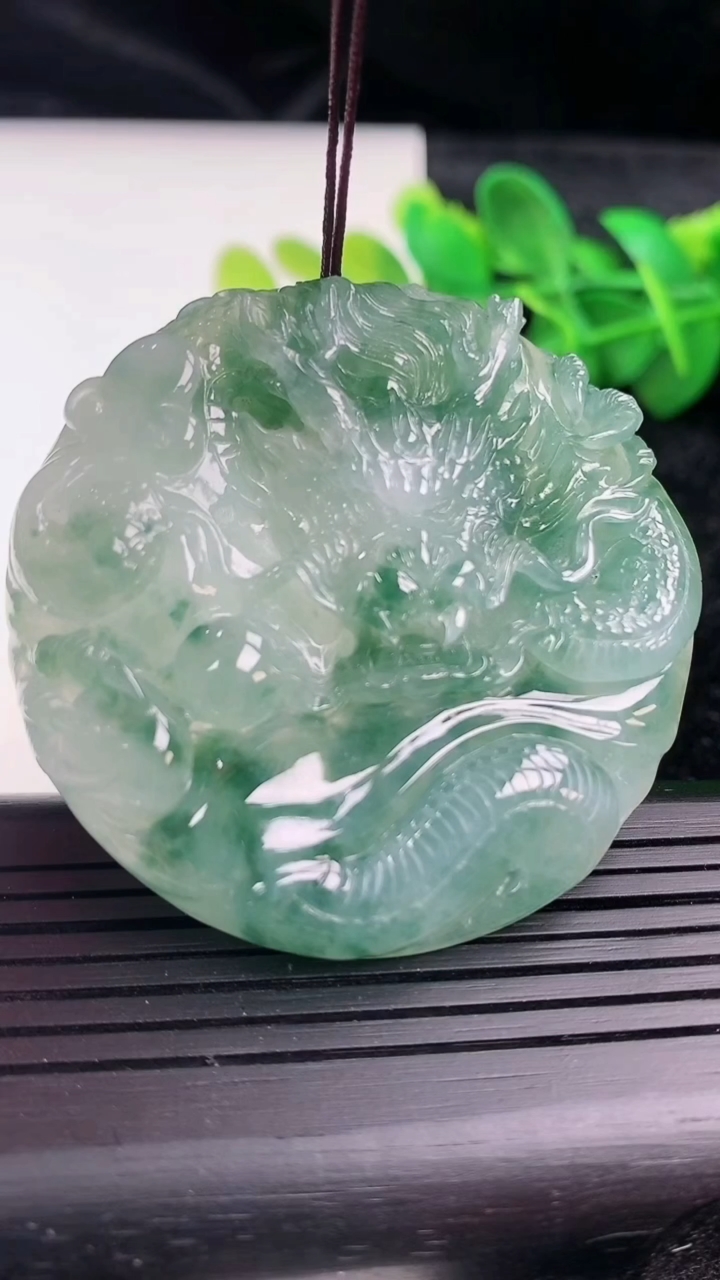 天然A货翡翠飘花龙牌吊坠尺寸50.5-9.9重量:50.98g
3月15日