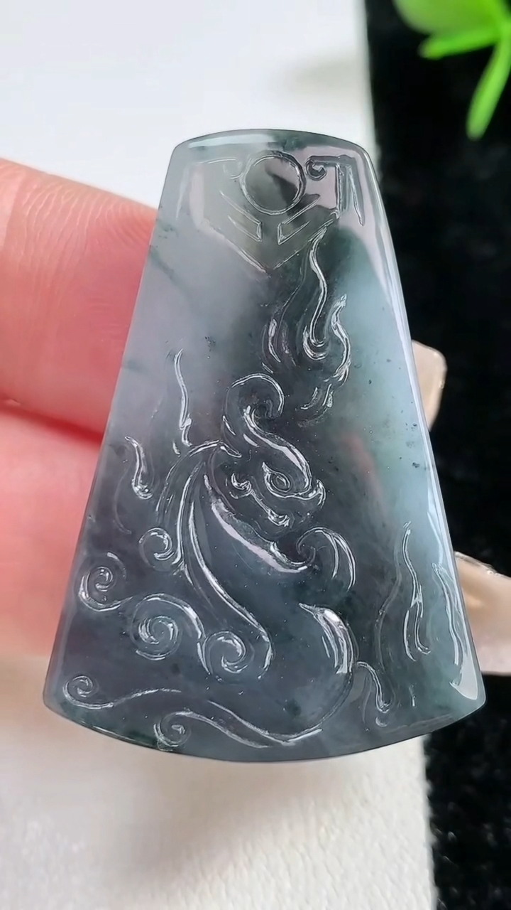 天然A货翡翠冰种乌鸡种仿古龙牌吊坠，尺寸41.5-28.5-5.8，重量:16.15g
3月15日