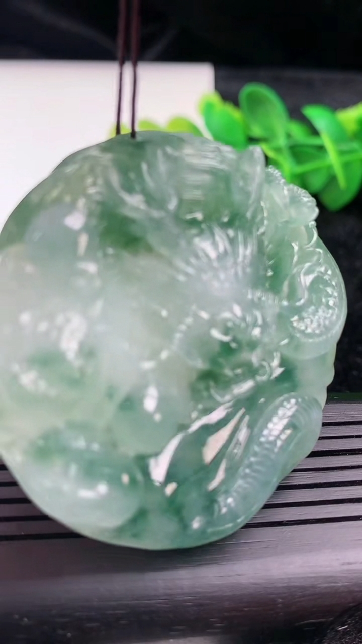 天然A货翡翠飘花龙牌吊坠尺寸50.5-9.9重量:50.98g
3月15日