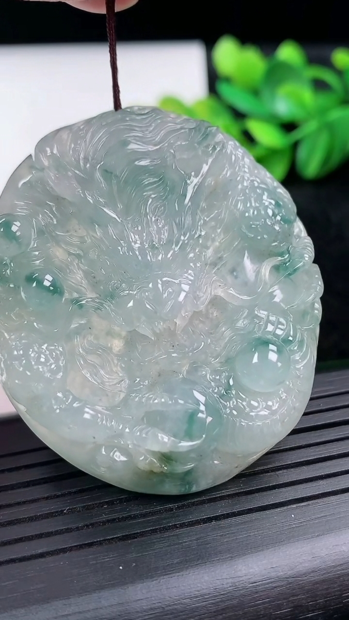 天然A货翡翠飘花龙牌吊坠尺寸50.5-44.2-10.8重量:36.84g
3月15日