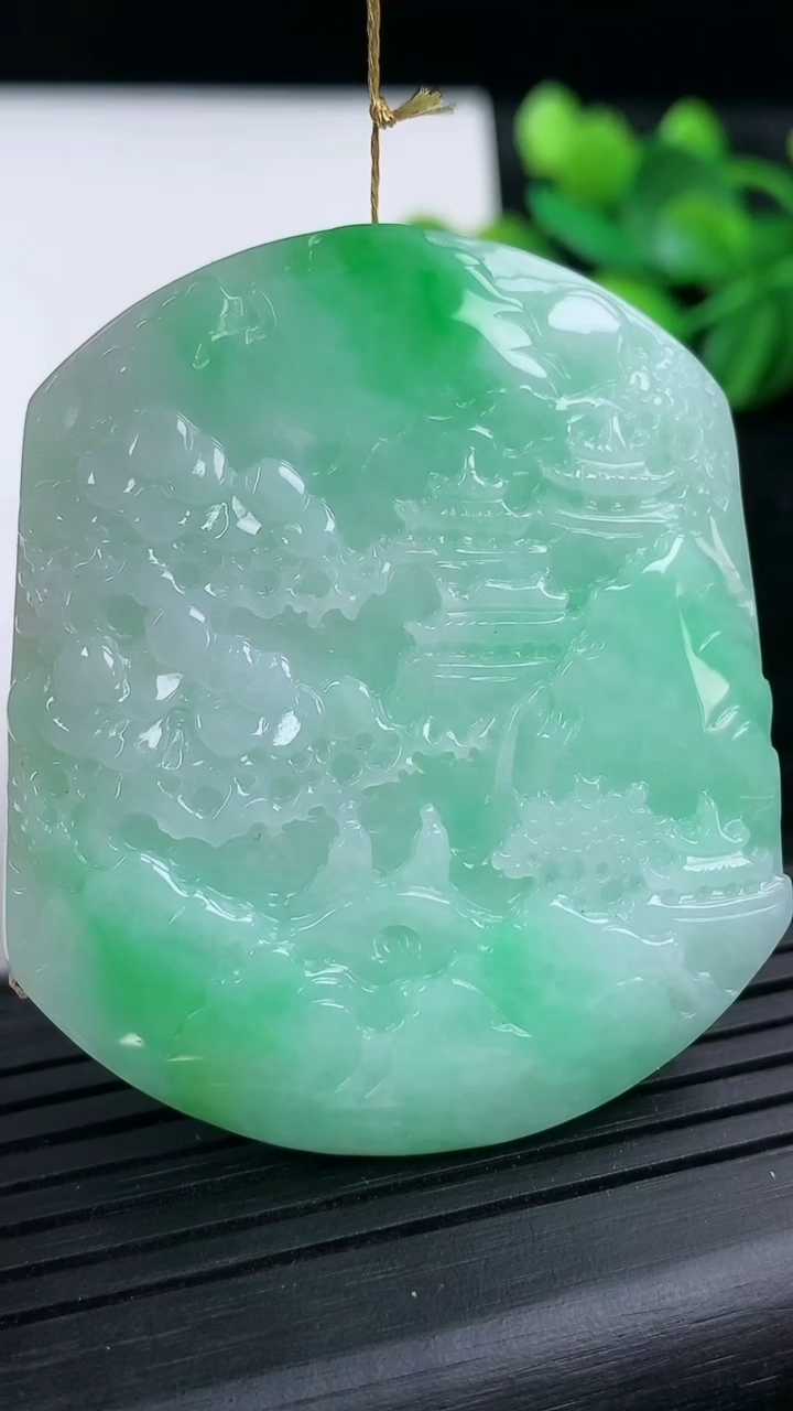 天然A货翡翠山水牌吊坠尺寸52.6-44.8-6.2重量:34.38g
3月15日