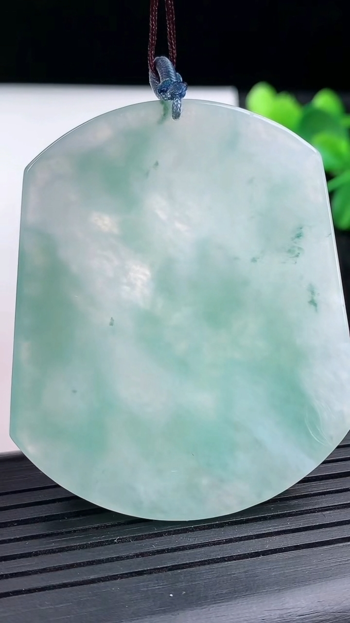 天然A货翡翠飘花花开富贵吊坠尺寸54.1-40.6-5.8重量:29.32g
3月15日