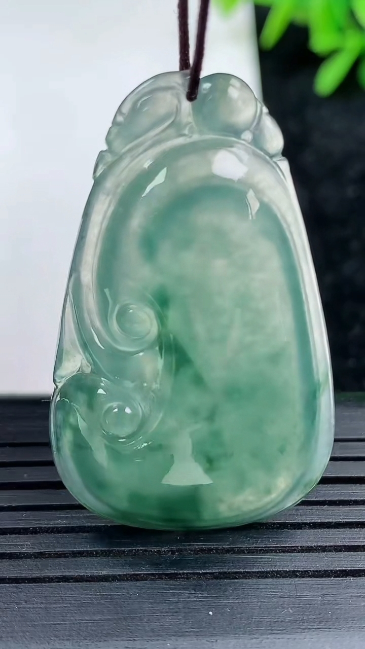 天然A货翡翠冰种飘花如意吊坠尺寸40.9-24.9-6.9重量:10.87g
3月15日