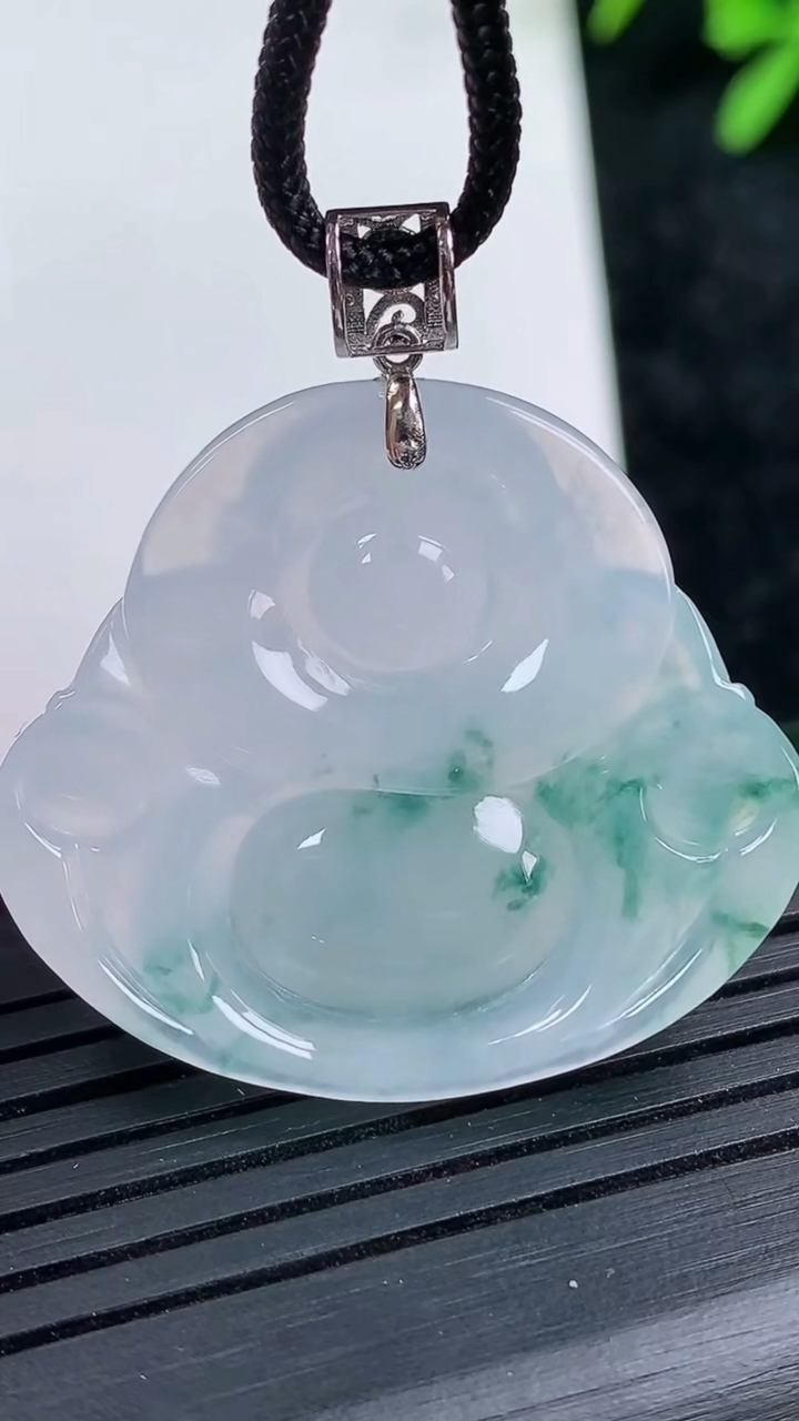 天然A货翡翠种飘花佛公吊坠尺寸28.3-32.2-6.8重量:10.24g
3月15日