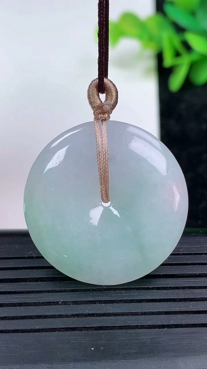 天然A货翡翠平安扣吊坠尺寸28.9-5重量:9.82g
3月15日