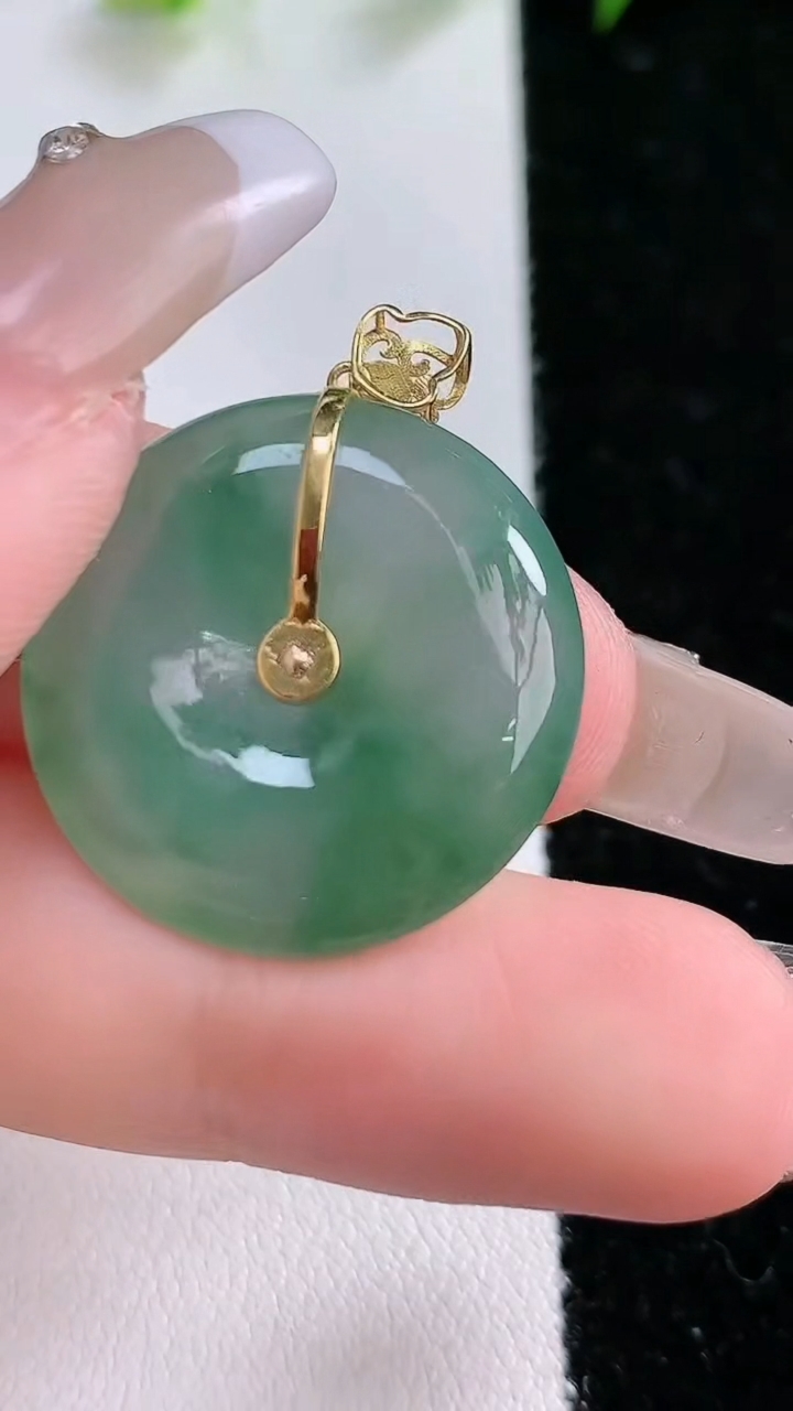 天然A货翡翠平安扣吊坠，尺寸23.3-5.3，重:5.45g
3月15日