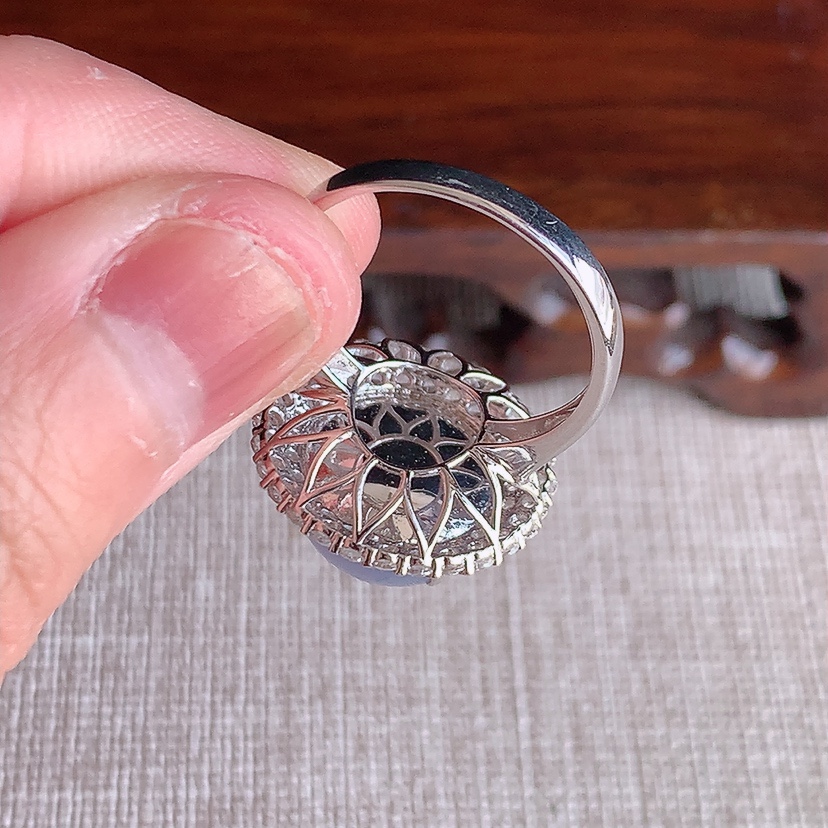 天然A货翡翠18K金伴钻镶嵌紫罗兰蛋面戒指 圈口17.8裸石
尺寸12.2mm 重量5.52g 0314