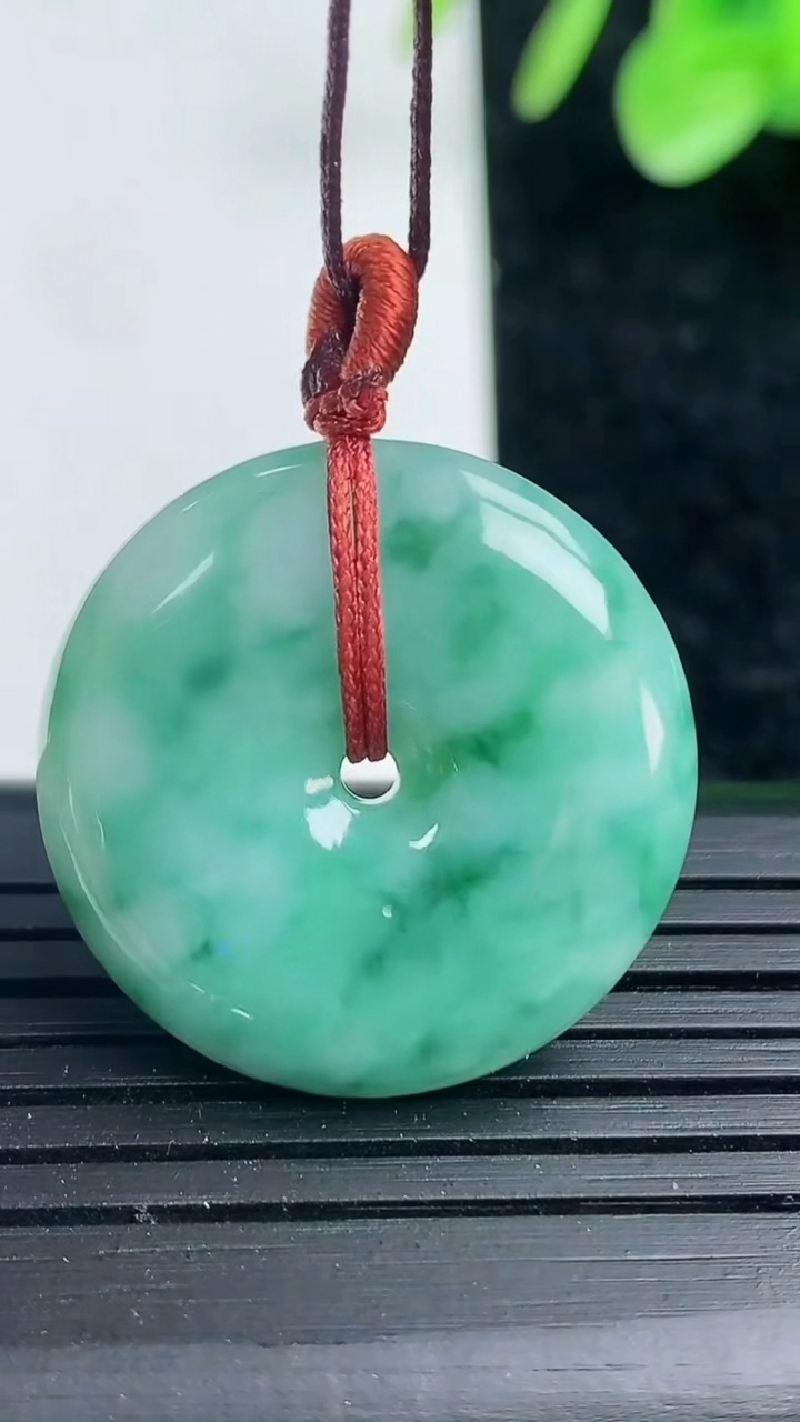 天然A货翡翠飘花平安扣吊坠尺寸25.1-5.4重量:8.05g
3月15日