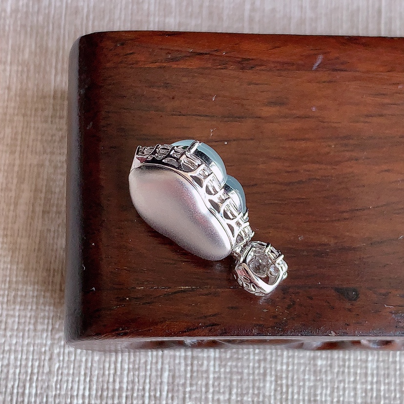 天然A货翡翠18K金伴钻镶嵌白月光葫芦吊坠 
尺寸23.8-12.2-10.2裸石13-9.6mm 重量3.93g 0313