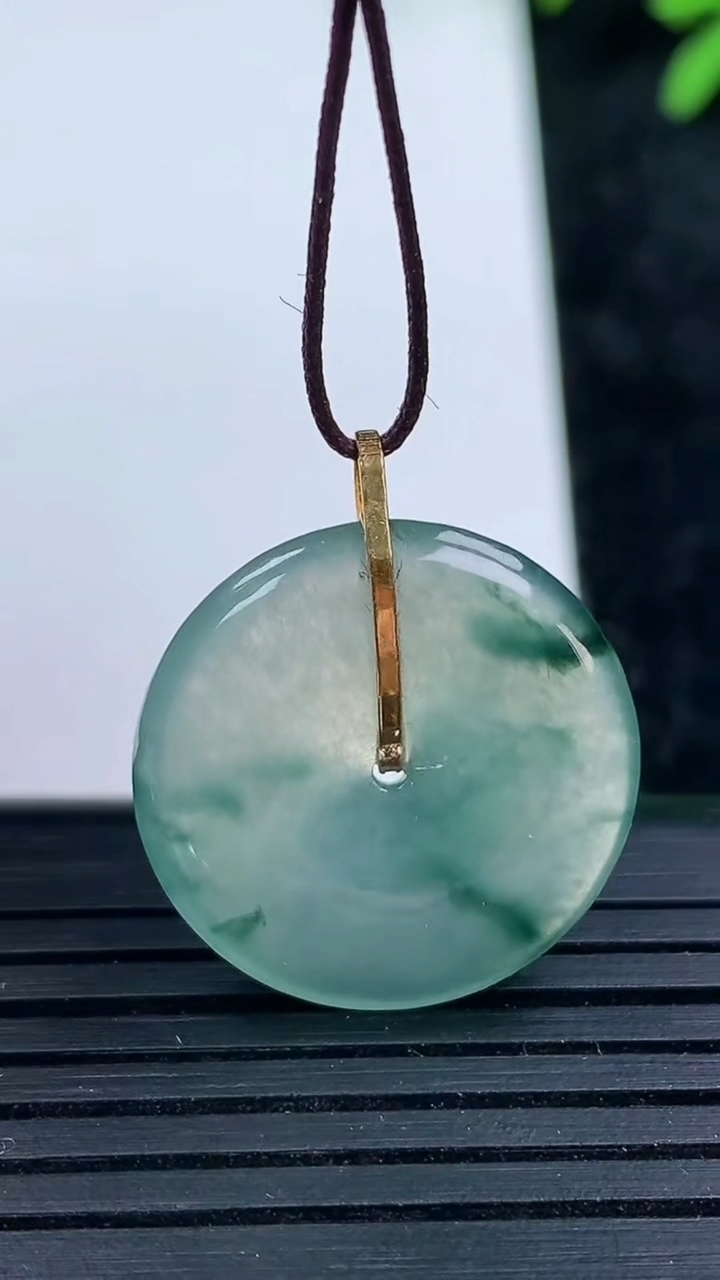 天然A货翡翠种飘花平安扣吊坠尺寸20.8-3.4重量:3.69g
3月15日