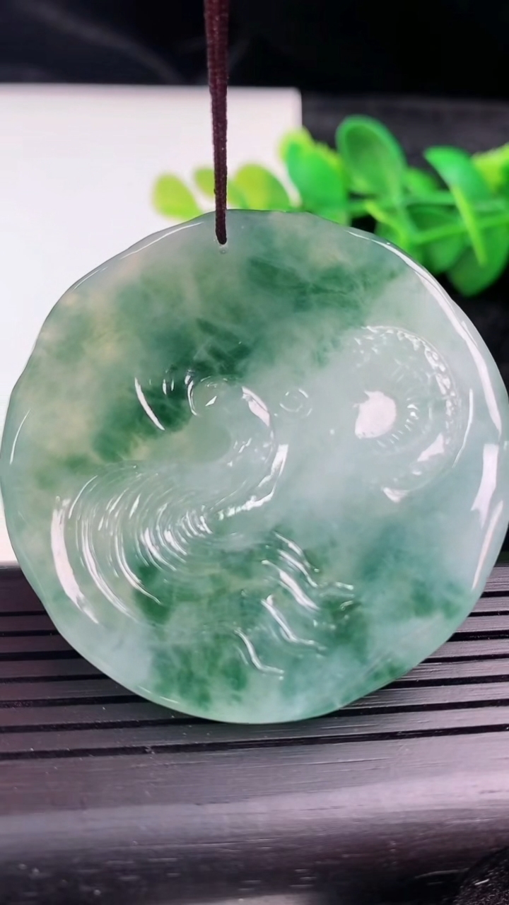 天然A货翡翠飘花龙牌吊坠尺寸50.5-9.9重量:50.98g
3月15日