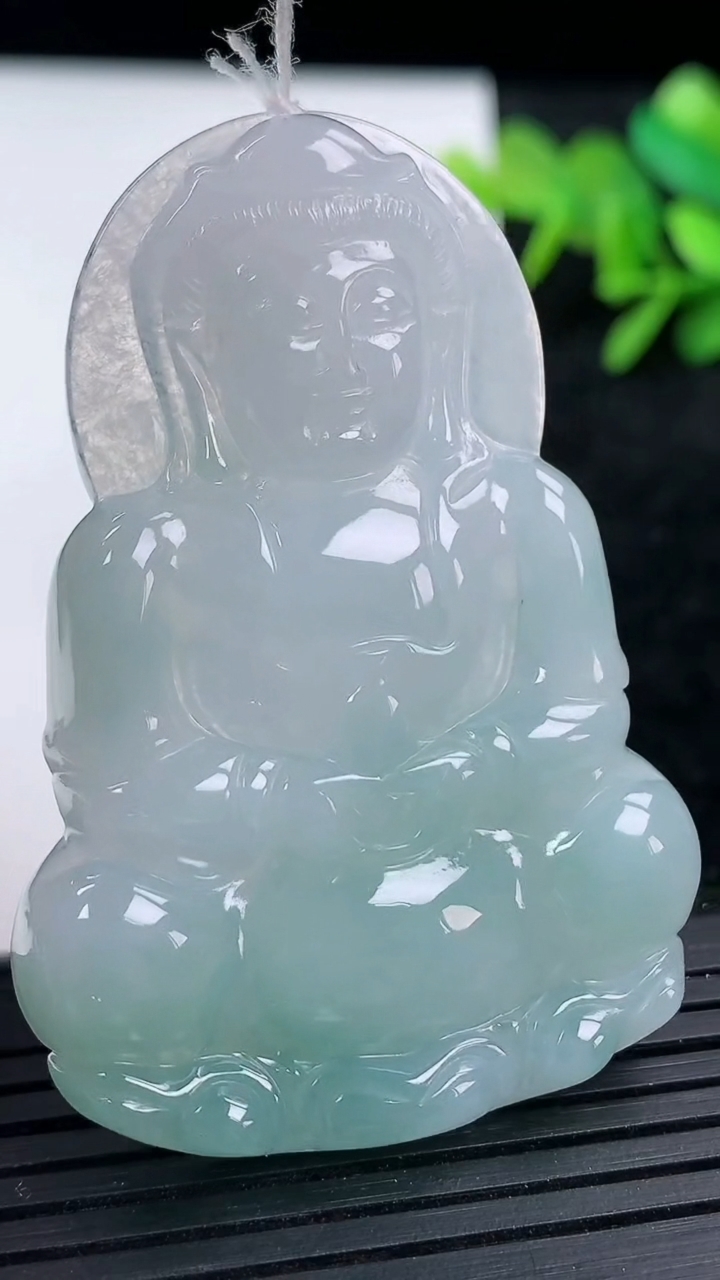 天然A货翡翠观音菩萨吊坠尺寸55-38.3-6.1重量:21.32g
3月15日