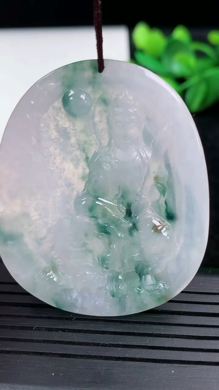 天然A货翡翠飘花文殊菩萨吊坠尺寸59.1-40.6-4.9重量:21.79g
3月15日