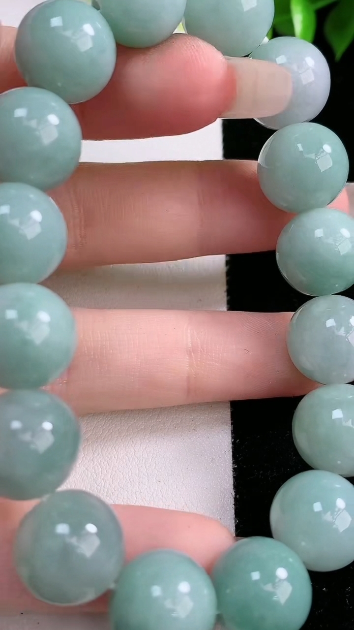 天然A货翡翠圆珠手串，尺寸13，重:58.19g3月15日
工厂直销收藏佳品,种好水足，色泽均匀，有