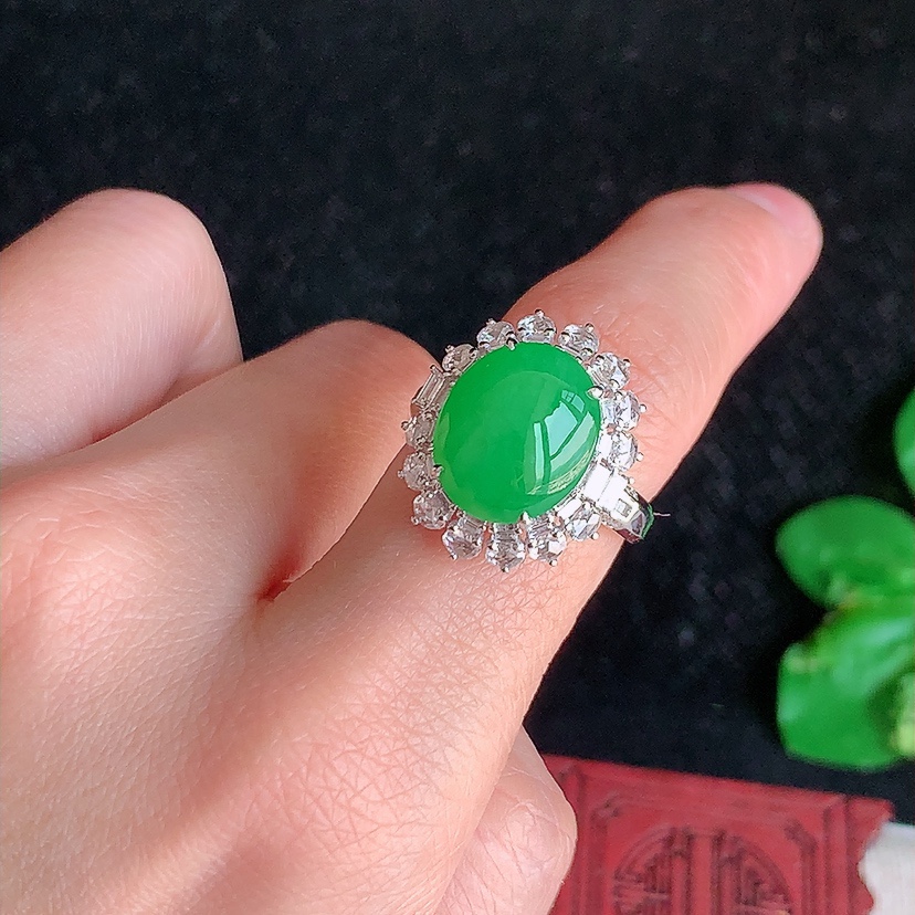 天然A货翡翠18K金伴钻镶嵌阳绿蛋面戒指 圈口17.5裸石
尺寸12.3-10.2mm 重量5.35g 0313