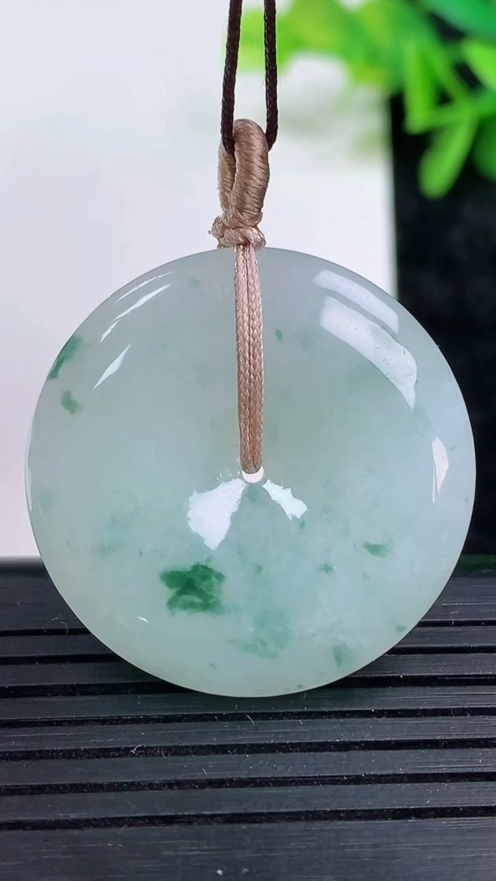 天然A货翡翠飘花平安扣吊坠尺寸30.7-6.2重量:12.68g
3月15日