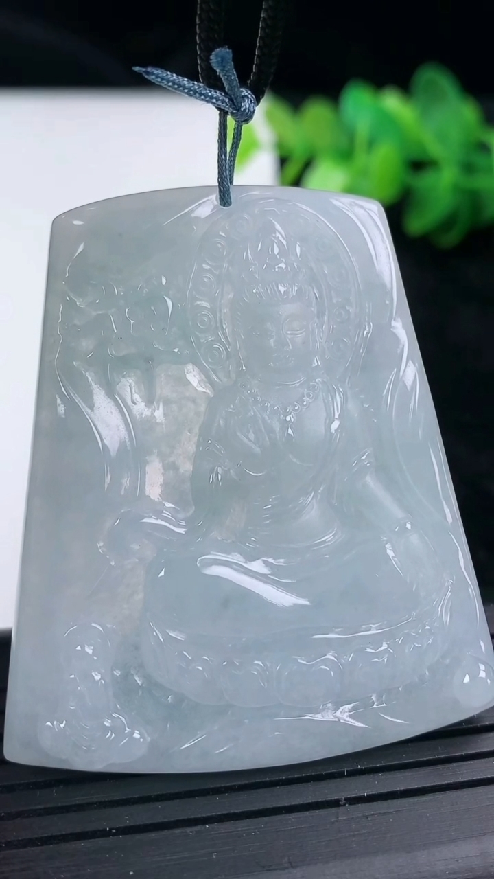 天然A货翡翠观音菩萨吊坠尺寸53.2-44.7-5.2重量:27.19g
3月15日