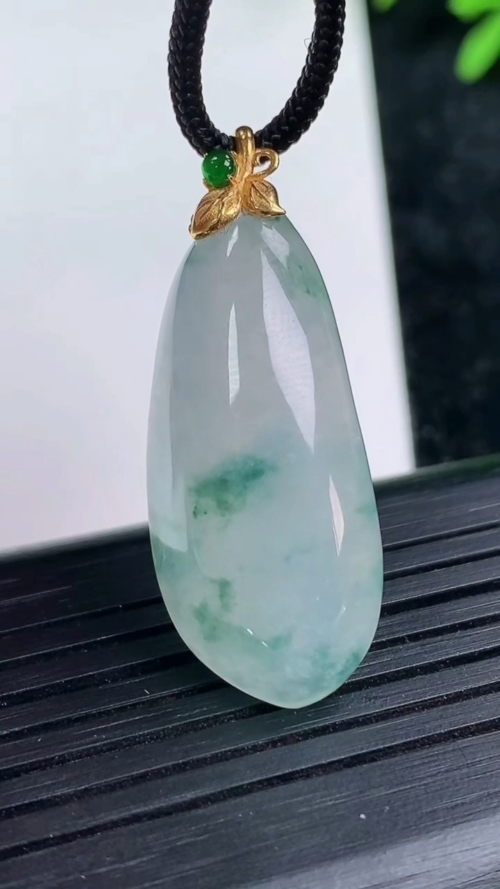 天然A货翡翠种飘花福瓜吊坠尺寸32.9-14.1-7.3重量:6.84g
3月15日