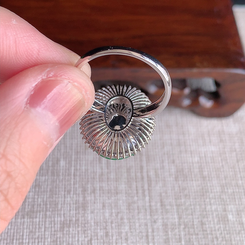 天然A货翡翠18K金伴钻镶嵌满绿蛋面戒指 圈口17.5裸石
尺寸16.6-12.5mm 重量5.05g 0314