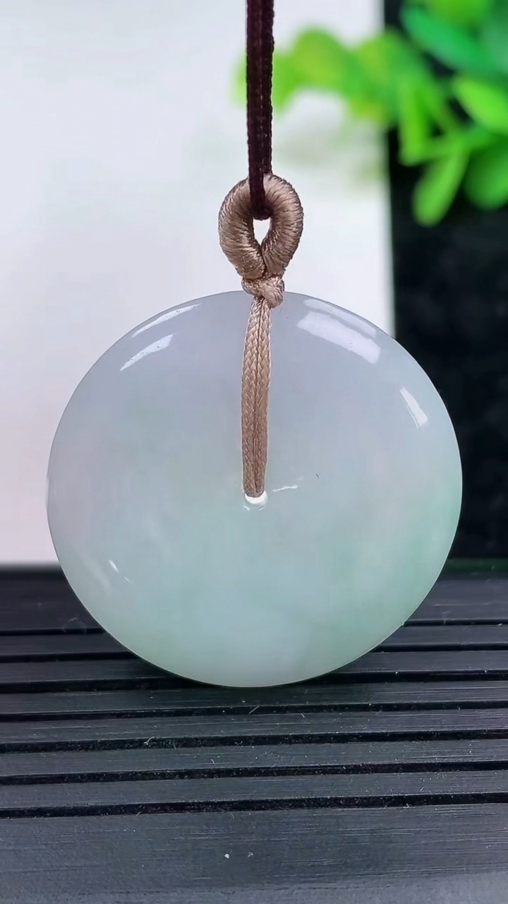 天然A货翡翠平安扣吊坠尺寸28.9-5重量:9.82g
3月15日