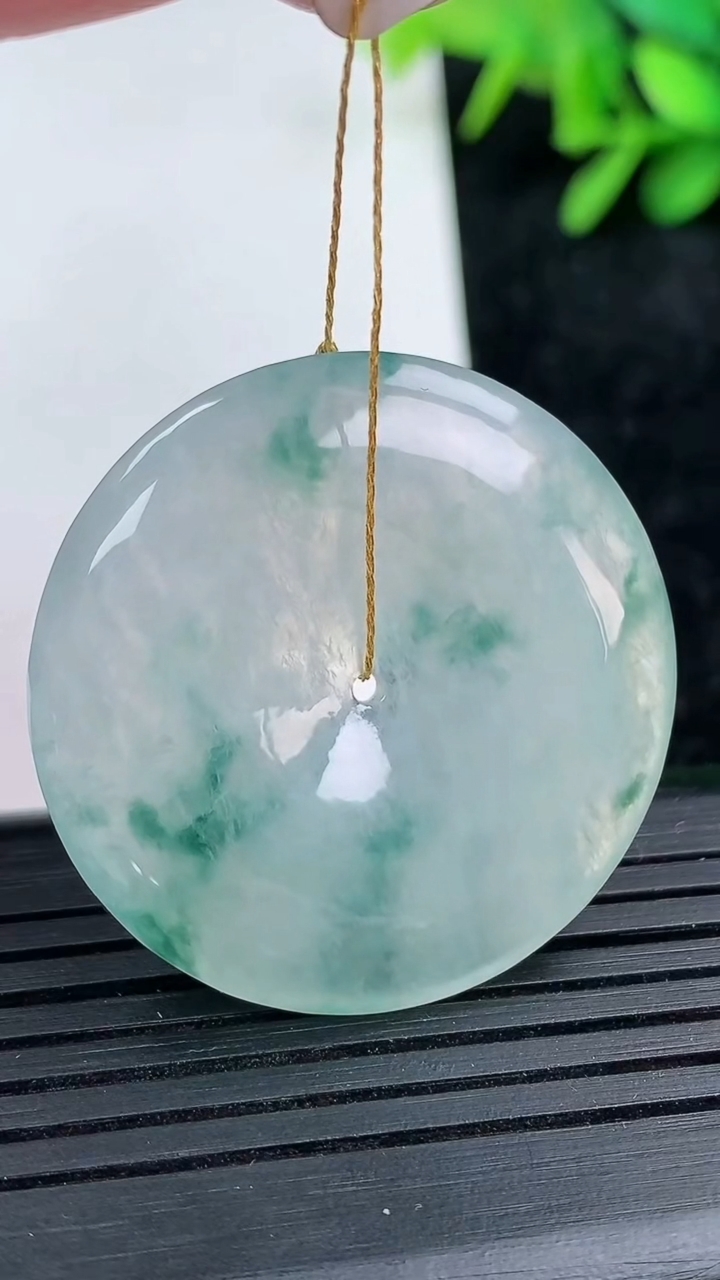 天然A货翡翠冰种飘花平安扣吊坠尺寸33.5-5.9重量:14.16g
3月15日