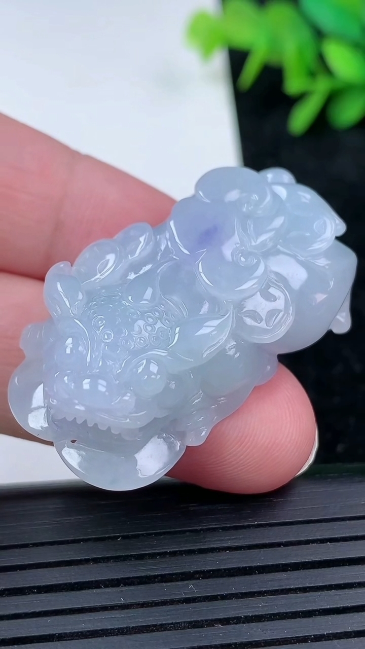 天然A货翡翠紫罗兰貔貅吊坠尺寸41-21.3-11.9重量:23.00g
3月15日