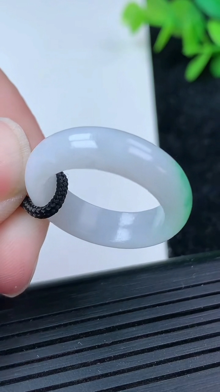 天然A货翡翠指环戒指尺寸18.8-6.3-3.4重量:4.73g2026年3月15日
工厂直销收藏佳品,种好水足，色泽均匀，有种有色，上手高大气！