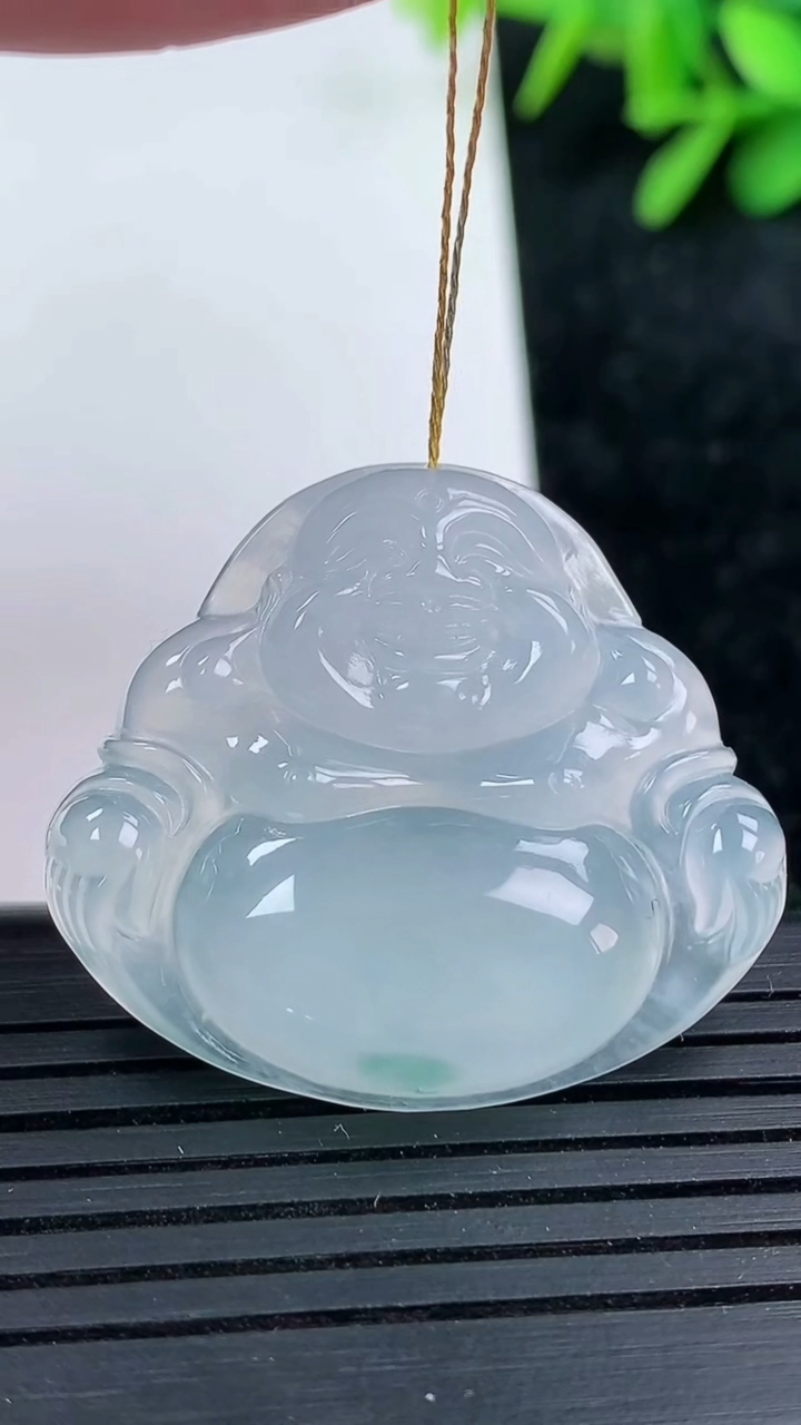 天然A货翡翠种飘花佛公吊坠尺寸29.1-33.4-5.6重量:9.14g
3月15日