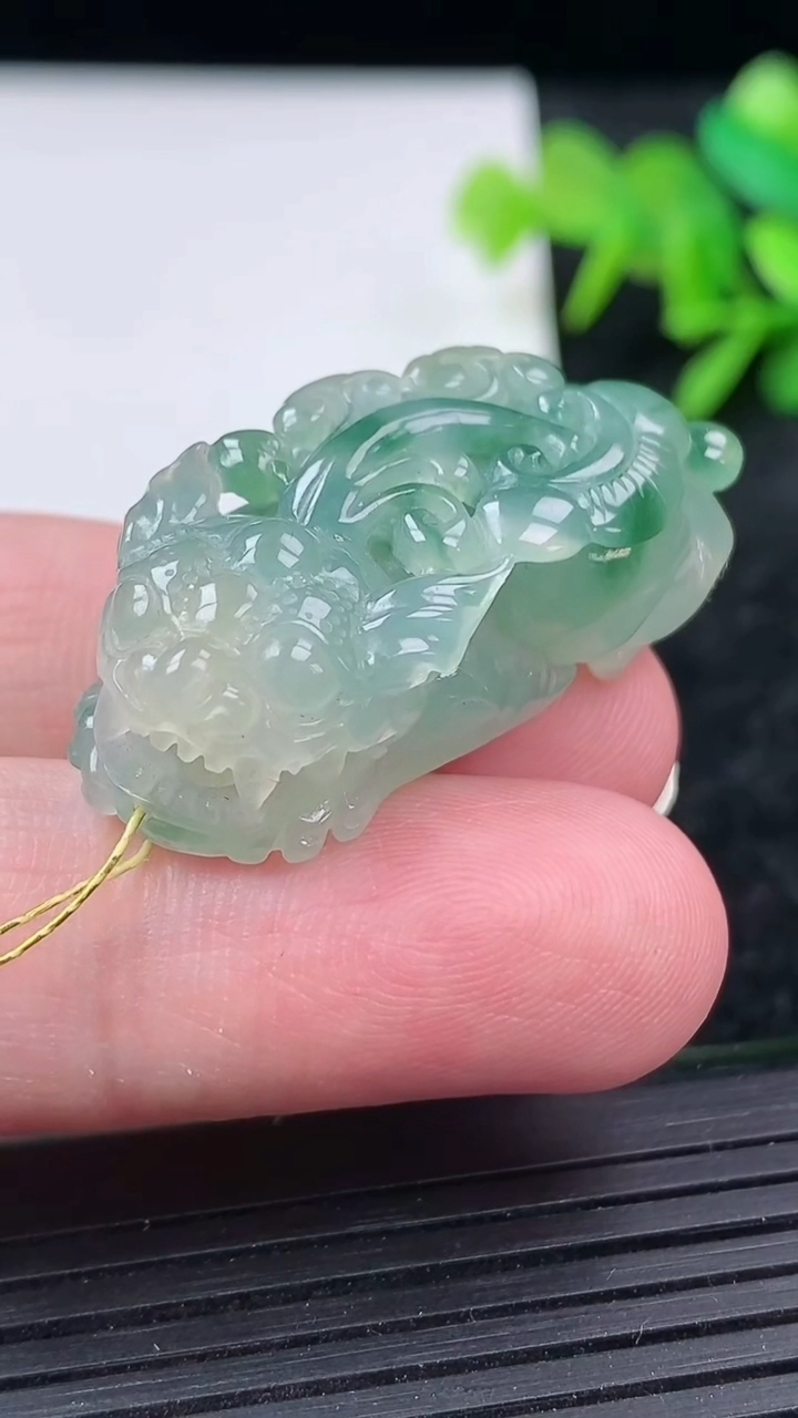 天然A货翡翠飘花貔貅吊坠尺寸35.5-16-12.7重量:15.55g
3月15日