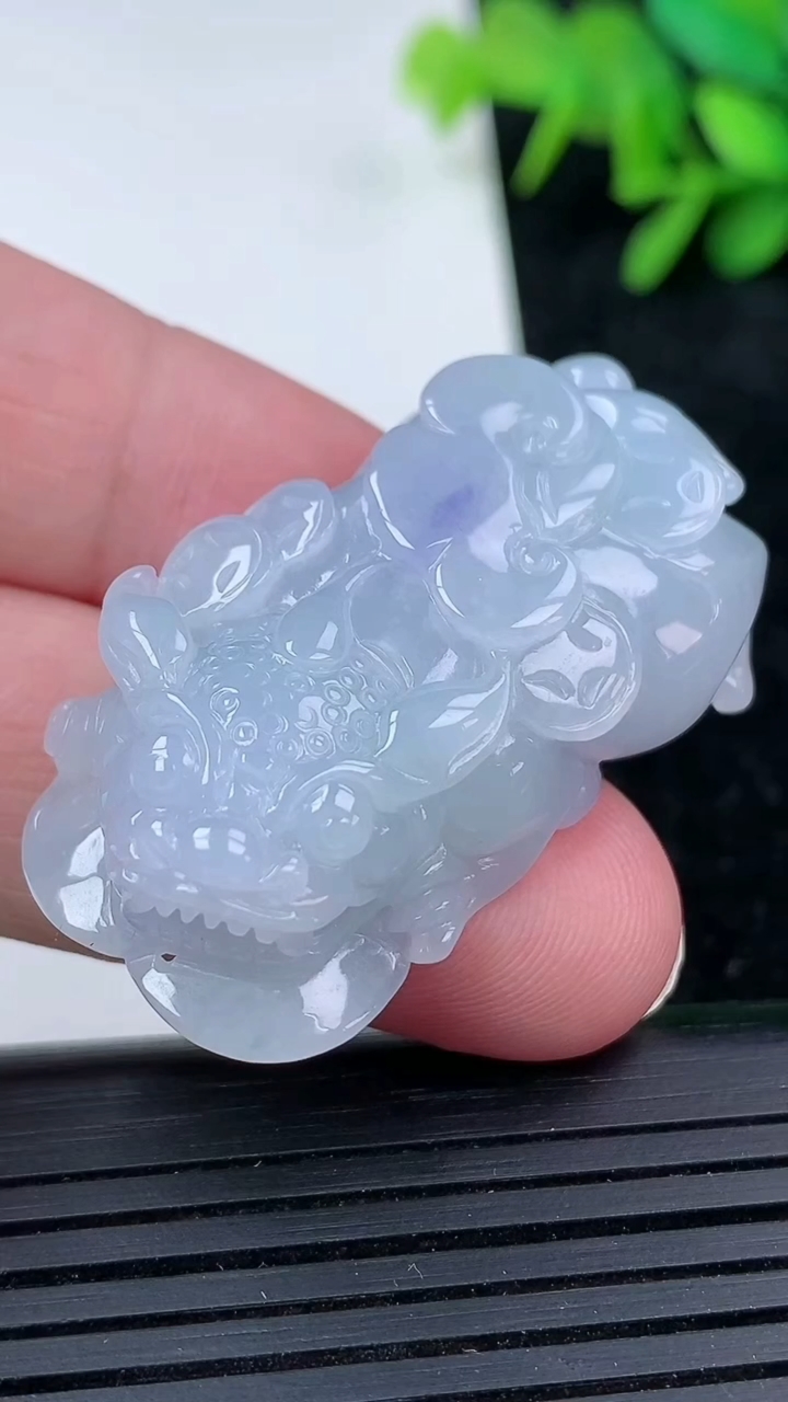 天然A货翡翠紫罗兰貔貅吊坠尺寸41-21.3-11.9重量:23.00g
3月15日