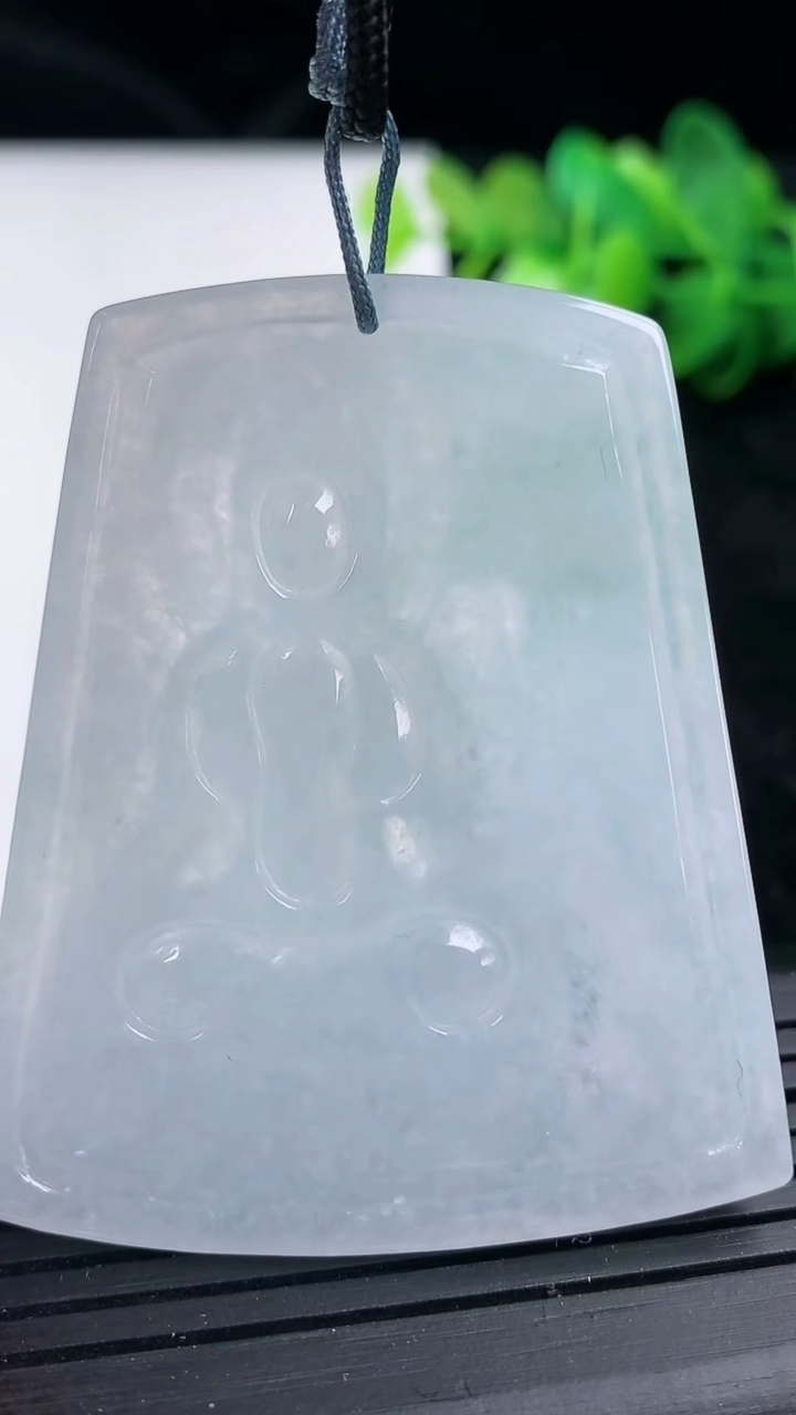 天然A货翡翠观音菩萨吊坠尺寸53.2-44.7-5.2重量:27.19g
3月15日