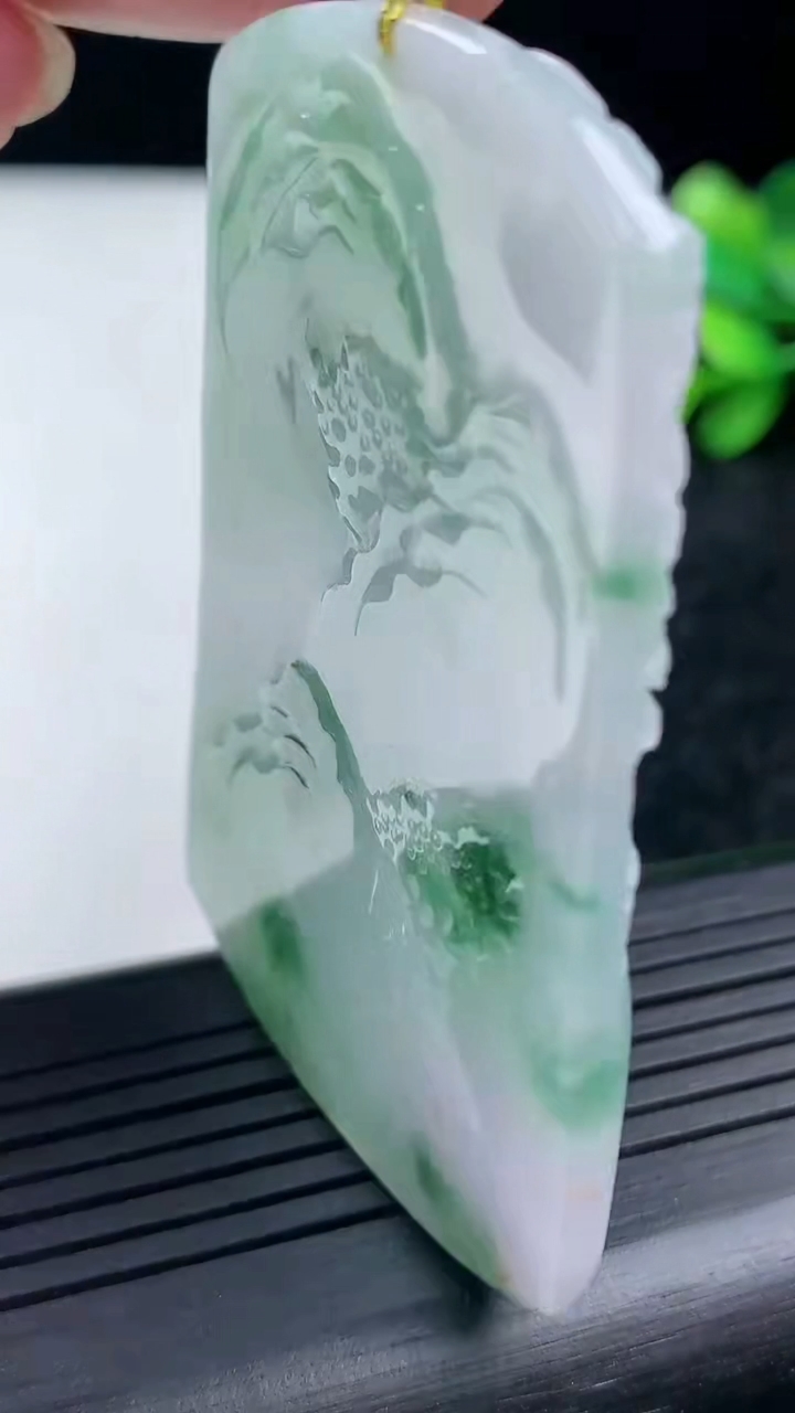 天然A货翡翠牌吊坠尺寸62.5-39.9-5.7重量:35.22g
3月15日