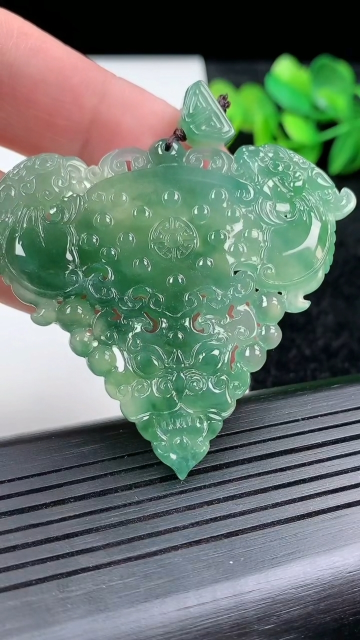 天然A货翡翠龙牌吊坠尺寸50.2-57.2-5.6重量:24.70g
3月15日