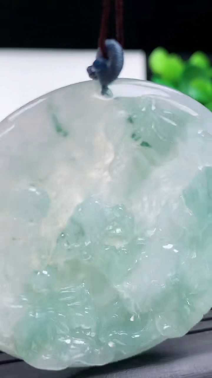 天然A货翡翠飘花花开富贵吊坠尺寸54.1-40.6-5.8重量:29.32g
3月15日