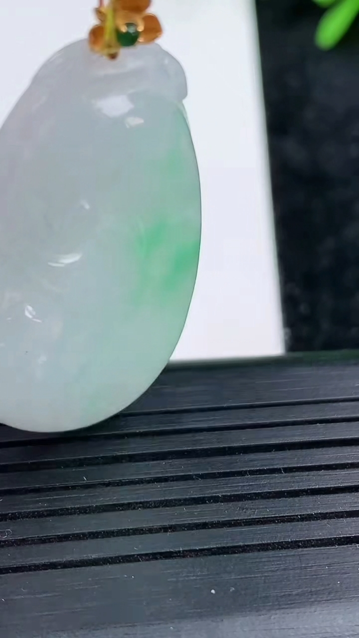 天然A货翡翠如意吊坠尺寸36.7-20.8-4.8重量:8.02g
3月15日