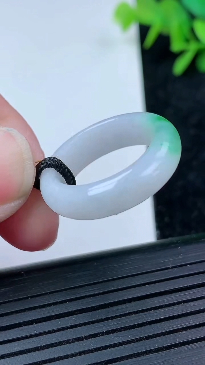 天然A货翡翠指环戒指尺寸18.8-6.3-3.4重量:4.73g2026年3月15日
工厂直销收藏佳品,种好水足，色泽均匀，有种有色，上手高大气！