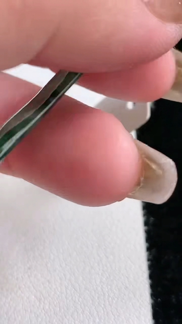 天然A货翡翠种飘花福瓜吊坠，尺寸40-12-3.6，重量:3.70g
3月15日