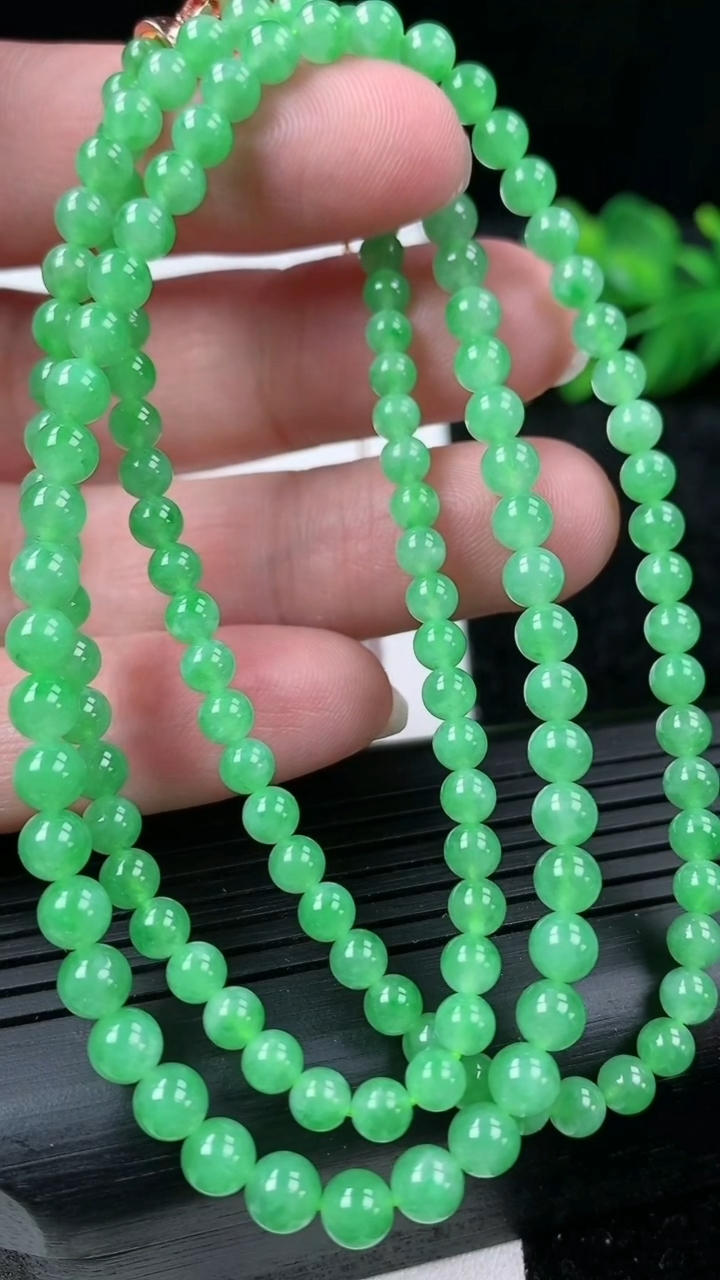 天然A货翡翠圆珠项链尺寸4-138颗重量:21.89g
3月15日
