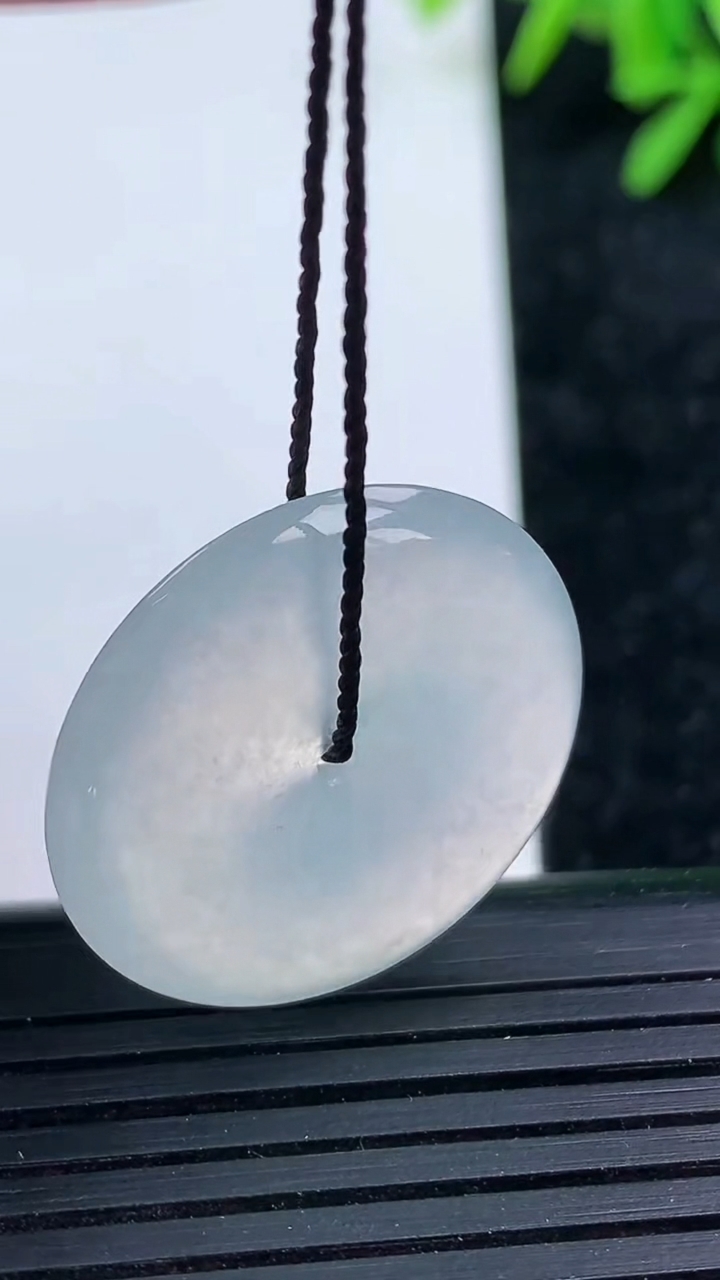 天然A货翡翠平安扣吊坠尺寸24.8-4.6重量:6.12g
3月15日