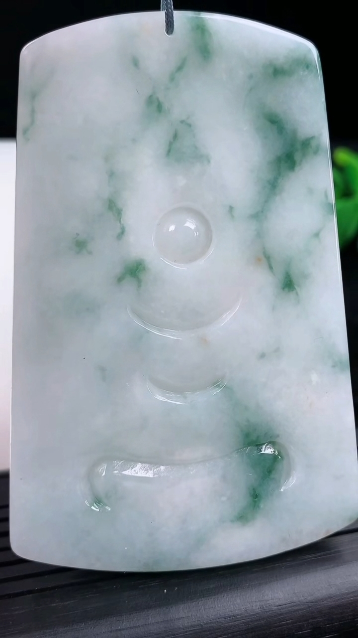 天然A货翡翠飘花虚空藏菩萨吊坠尺寸74.4-49.1-5.2重量:43.97g
3月15日