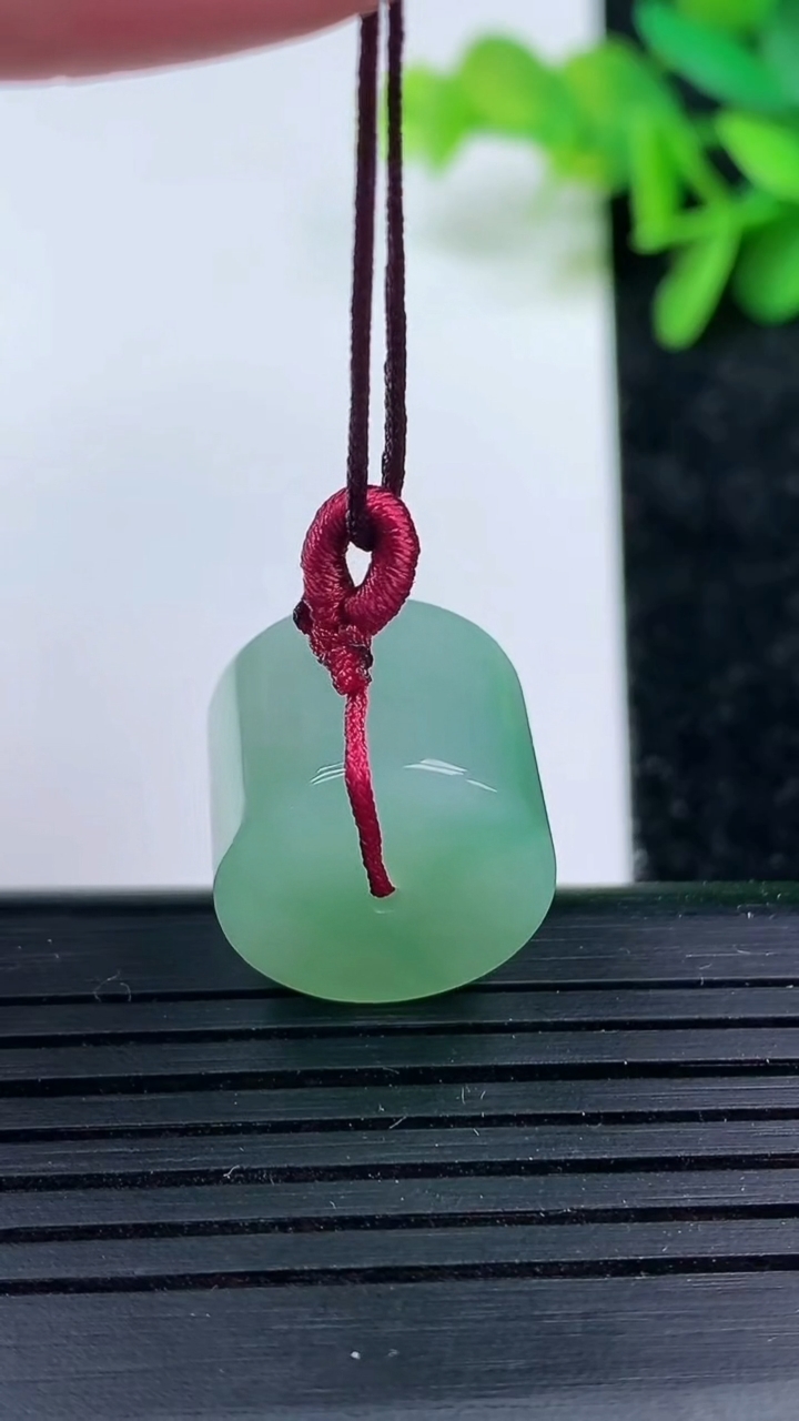 天然A货翡翠路路通吊坠尺寸12.4-15.7重量:8.62g
3月15日