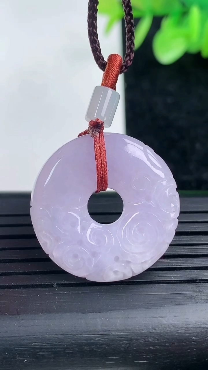 天然A货翡翠紫罗兰雕花平安扣吊坠尺寸24.7-5.1重量:7.01g
3月15日