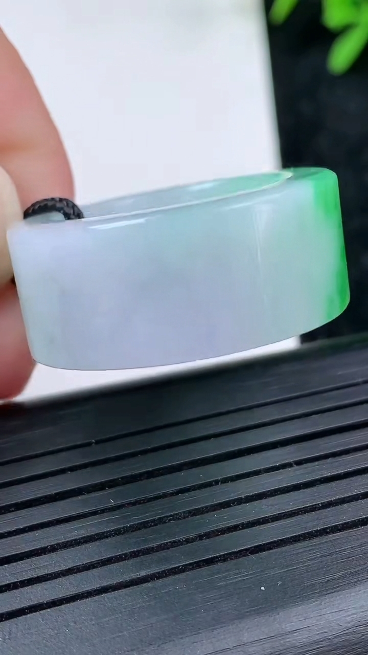 天然A货翡翠指环扳指尺寸20.5-11.8-4.1重量:13.49g2026年3月15日
工厂直销收藏佳品,种好水足，色泽均匀，有种有色，上手高大气！