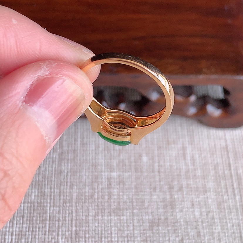 天然A货翡翠18K金伴钻镶嵌满绿蛋面吊坠 
尺寸32.6-19.5-10.7裸石20.4-16.4mm 重量9.86g 0313