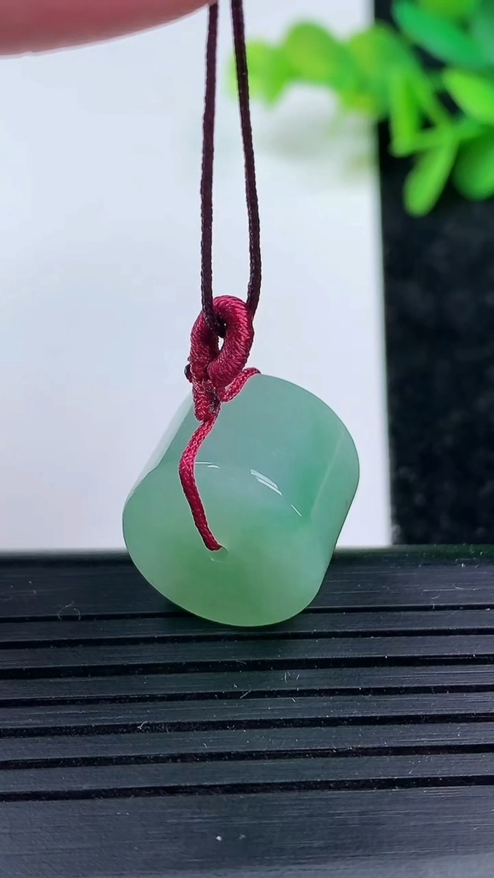 天然A货翡翠路路通吊坠尺寸12.4-15.7重量:8.62g
3月15日