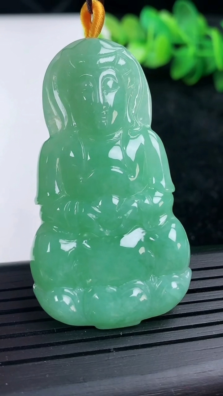 天然A货翡翠观音菩萨吊坠尺寸55.5-30.5-5.7重量:19.87g
3月15日